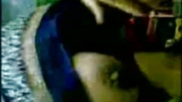 Mwanaume mwenye ndevu alimlamba Alice Vanderlen kwenye matako na uume.