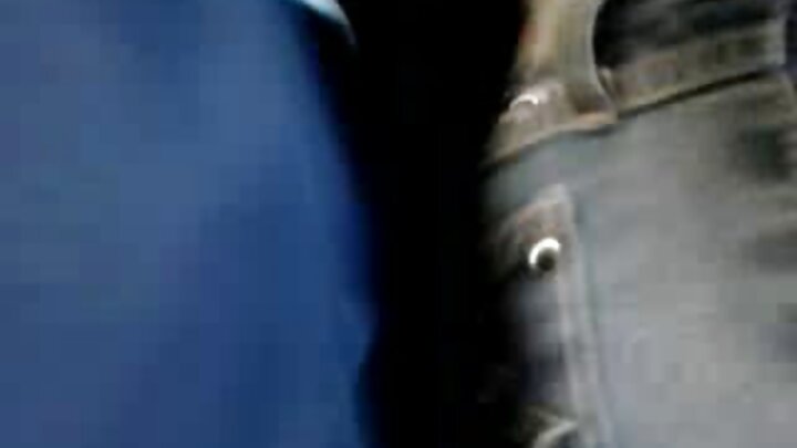 Mrembo mwenye nywele nyeusi na matiti makubwa akiwa na tatoo na mpenzi wake wanafanya ngono baada ya kupigwa na busu