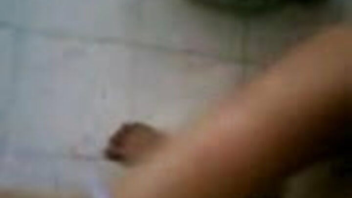 Mke mwenye matiti makubwa wa askari afanya ngono ya mkundu na luteni