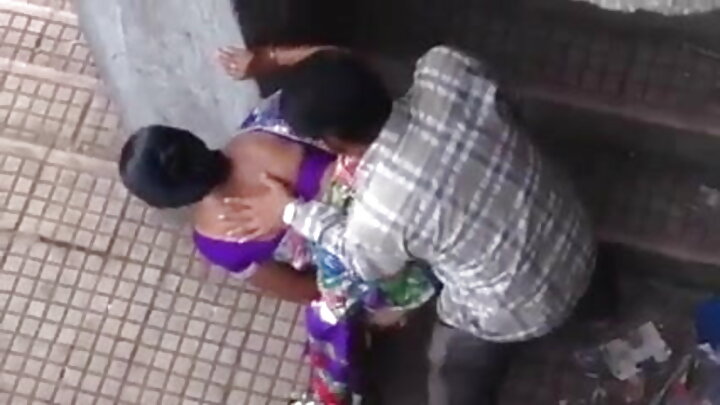 Mlinzi alimtongoza mnunuzi kijana aliyevaa kofia nyeusi ili wafanye ngono.