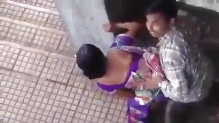 Mama mwenye nywele ndefu na mnene anaamua kuwa mwigizaji wa ponografia baada ya talaka yake na anahudhuria sherehe ya kuapishwa.