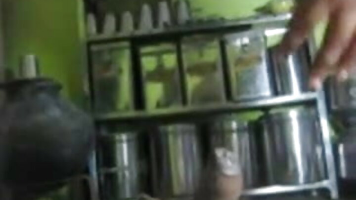 Alimpa rafiki masaji na kuingiza dildo kwenye mkundu wake