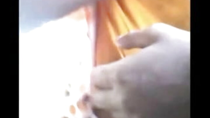 Kifaranga mwembamba alimkamata jirani yake mkomavu akimchumba na kumruhusu amchumbe hadi alipojichumba.