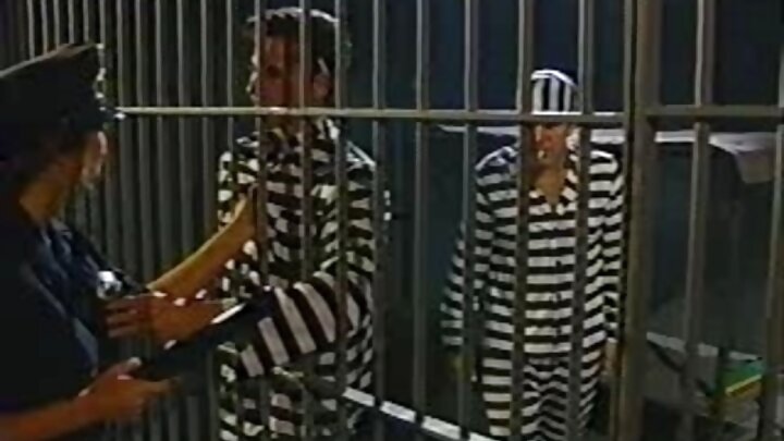 Mume mwenye ndevu alimwona mkewe akijichua na kumlawiti chumbani.