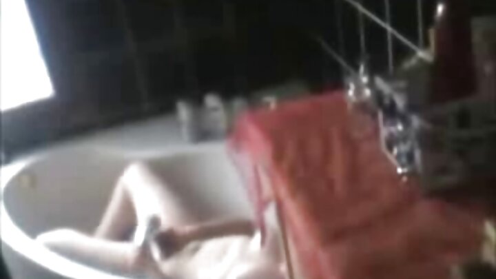 Bibi mmoja na mwenzi wake walimtongoza msichana mwembamba mwenye nywele nyeusi kwenye matako.