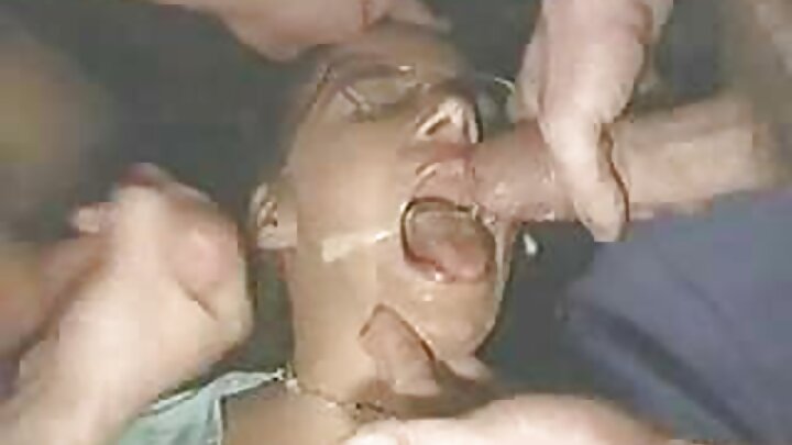 Mume alimtongoza mke wake mwenye matiti makubwa kwenye matako yake akiwa na uume mkubwa