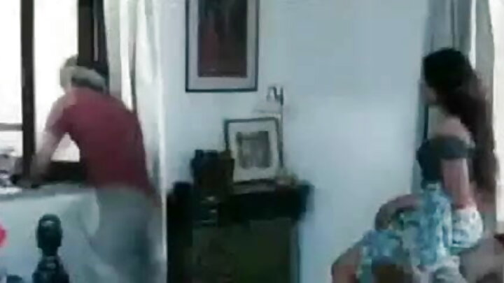 Kwa bahati mbaya alichungulia kwenye bafu ya mwanamke mweusi akijichua na kumsaidia kufanya ngono.