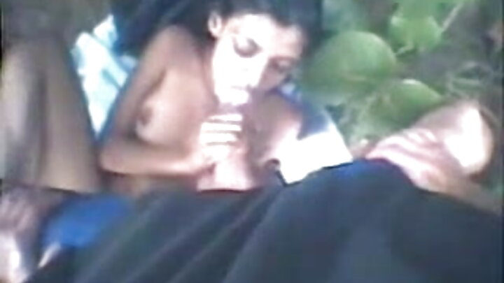 Mwanamke mnene mwenye nywele za blonde anarukaruka kwenye uume wake kwa shauku na mkundu wake.