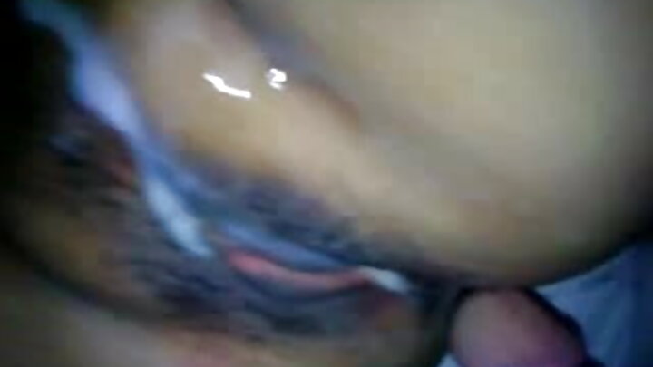 Mwanamke mwembamba wa nywele za kimanjano alimfanya alale na mwanaume mtu mzima na akapata creampie