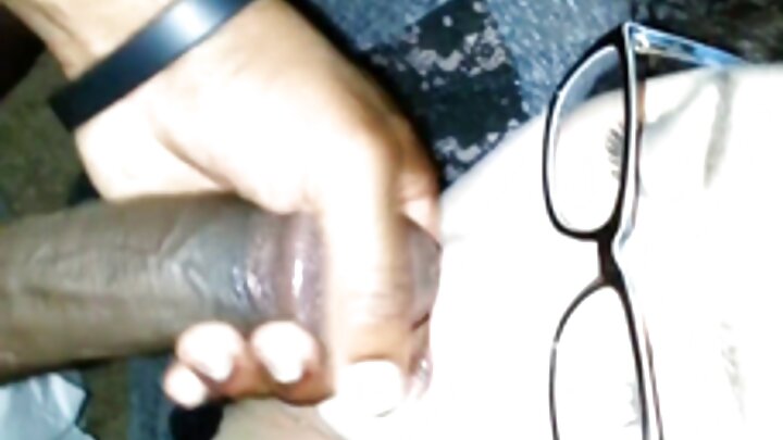 Mwanaume katili anamlamba dalali mwenye matiti makubwa sana.