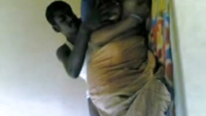 Msichana alivaa shati lake la juu na kunyoosha miguu yake kwa ajili ya mwanaume aliyeamka.