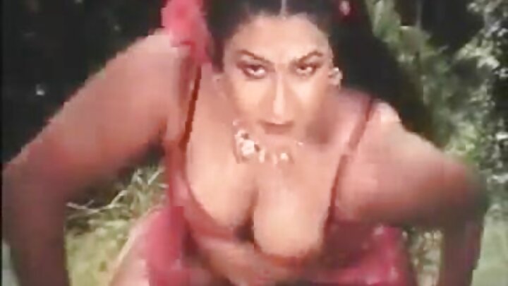 Mwanamke mweusi mwenye matiti makubwa anatomba kwa mwanaume mweupe kwenye uume wake uliolowa