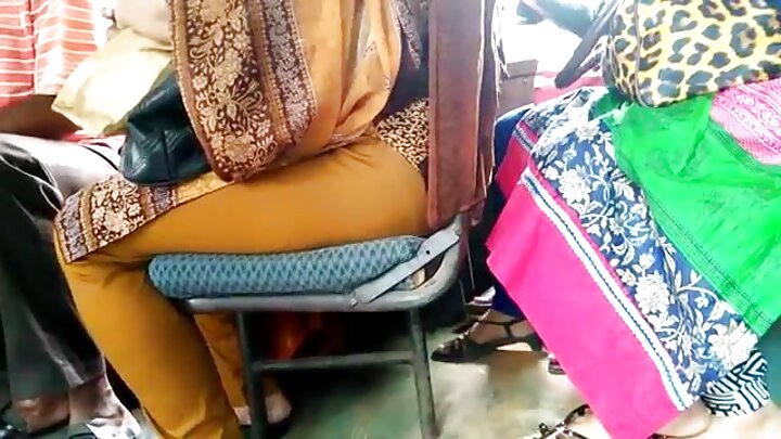 Mama wa kambo anampiga mwanawe wa kambo kwa nguvu ili apumzike kusoma.