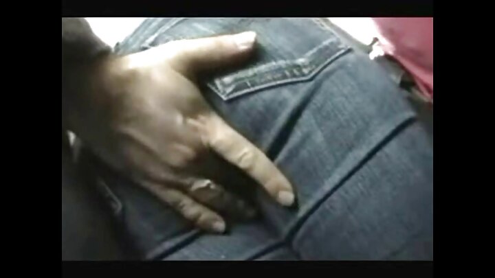Mwanamume alimlawiti msichana mwembamba mwenye nywele fupi kabla ya kazi.