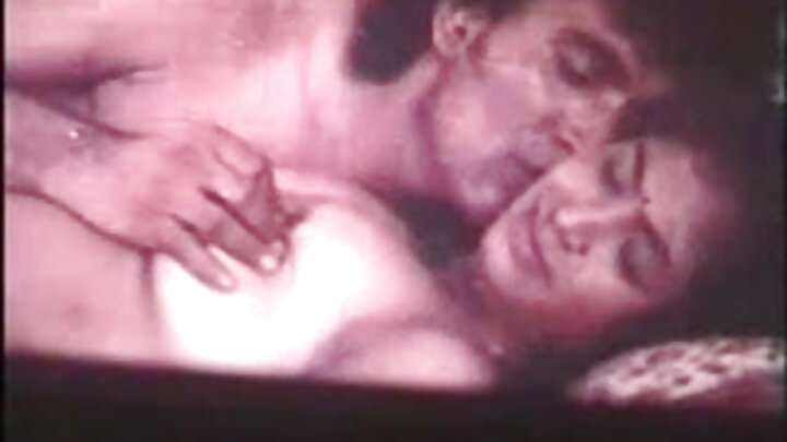 Mwanaume mmoja alimlawiti msichana na mama yake mrembo mwenye matiti makubwa