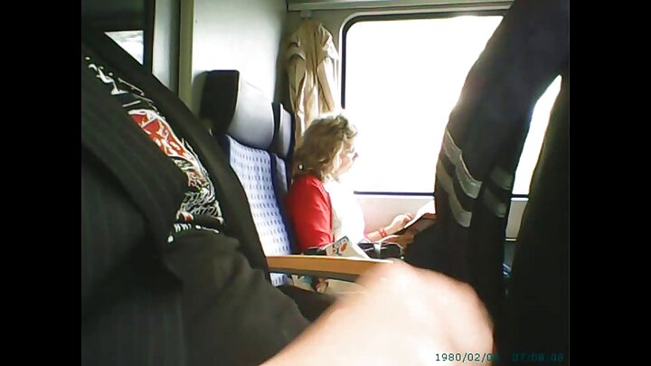 Mwanamke mwembamba, mwenye nywele nyekundu analala na mwanaume mweusi kwenye mkundu.