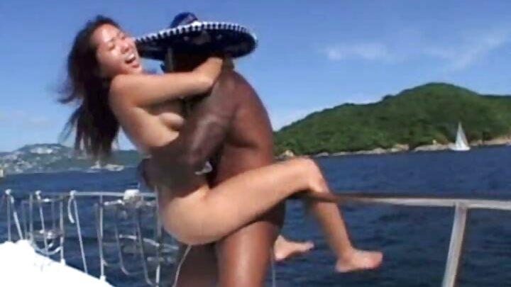 Bree Brooks mwenye nywele ndefu na matiti makubwa akihudhuria onyesho la ponografia ya mkundu