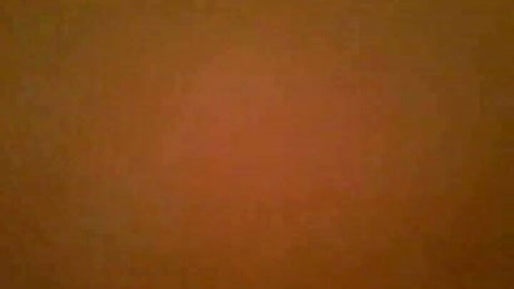 Msichana mwenye kunyumbulika anapata pai ya krimu baada ya uume wake kupiga kwa nguvu.