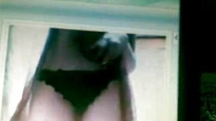 Wasagaji wazuri waliovaa soksi hulala kwa kutumia kifaa cha ngono.
