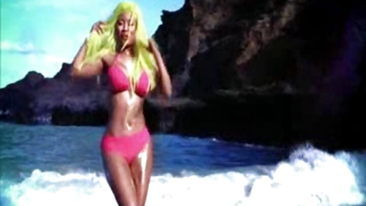 Punyeto ya uume wa blonde inabadilisha nafasi ya ngono ya mkundu.