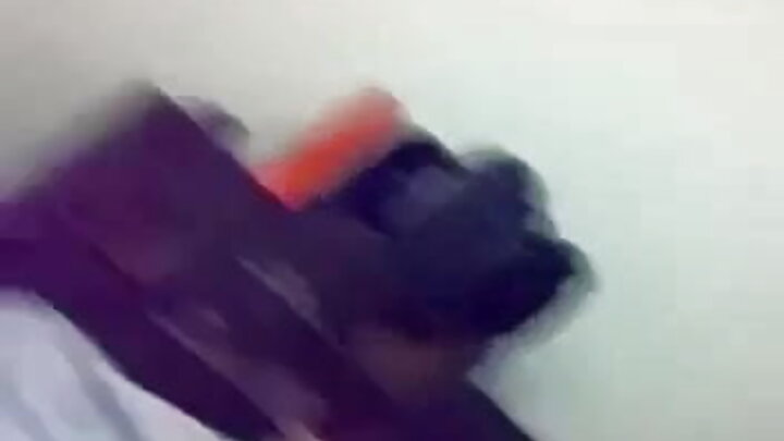 Msanii wa picha za ngono alimshawishi mwanamke mjinga kufanya ngono ya mkundu na kumtongoza kwa uume wake, dildo, na hata mguu wake.