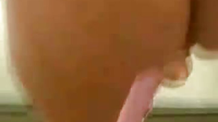 Mtoto mlevi baada ya baa kujitundika kwenye uume mkubwa wa mgeni