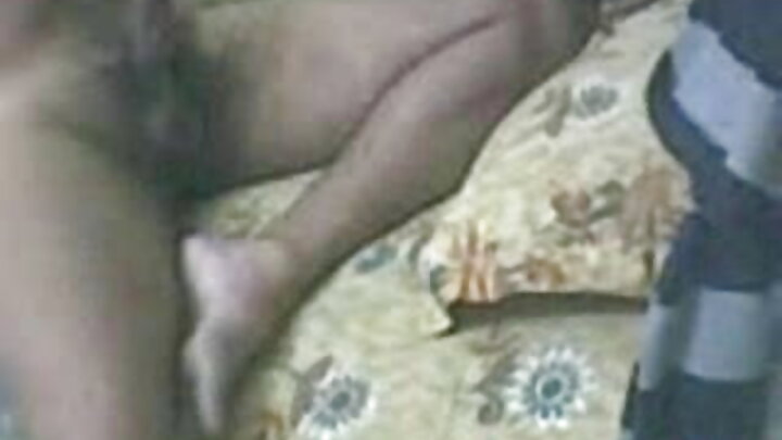 Msichana mwenye nywele ndefu na matiti makubwa mwenye tatoo alimnasa uume wake kwa kutumia dildo.
