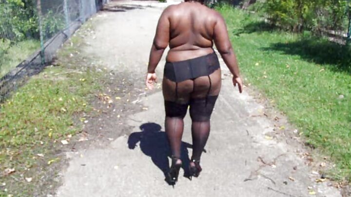 Wapenzi wawili wenye matiti makubwa wanachumbiana na mwanaume nje