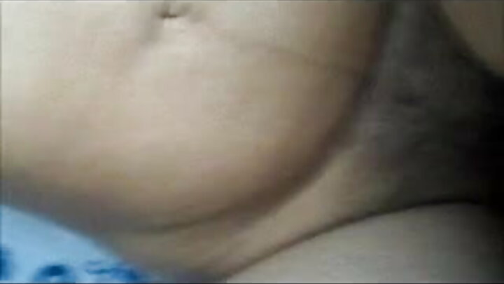 Kupiga mara mbili kwa wapenzi wa jinsia moja na mara kwa mara kulileta furaha kwa brunette
