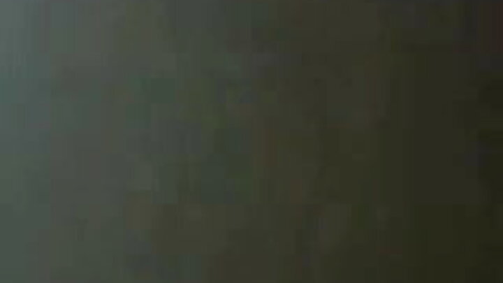 Msichana mwenye nywele fupi mwenye nywele fupi anajitoa kwa mwanamume aliyekatwa miwani bafuni