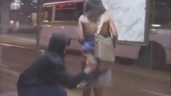 Mpenzi mwenye nguvu anasukuma uume wake mnene kwenye matako ya mrembo mchafu
