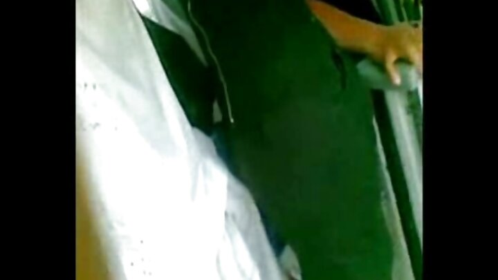 Wanaume huleta mwanamke mchanga kwa ajili ya kupenya mara mbili