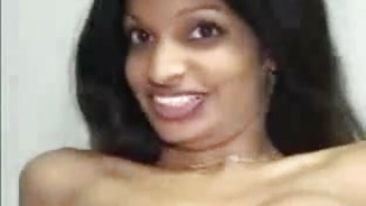 Wanaume weusi walimtongoza msichana mweusi mwenye tabasamu na majogoo wakubwa