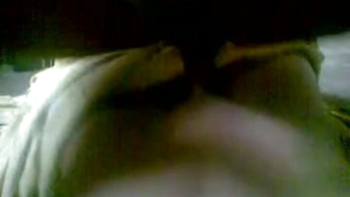 Kahaba alipokea creampie kutoka kwa mwanaume mweusi baada ya kufanya ngono ya rangi tofauti kwa ajili ya pesa