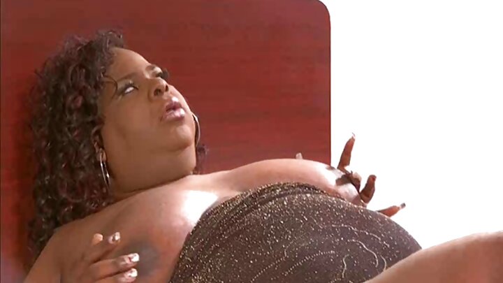 Mbwa mwenye nywele nyekundu alilazimika kufanya ngono ya kijinga na mlinzi.