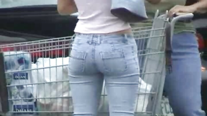 Kifaranga alitikisa matako yake makubwa mbele ya jirani yake na kumpa ngono ya uume.