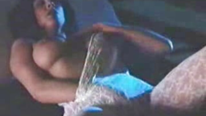 Mwanamume mweusi alimlamba mrembo aliyepakwa rangi kwenye koo na uke