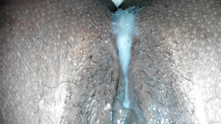 MWANAMKE MCHANGANYIKO WA Blonde anapigwa uume wake mtamu na mkufunzi mdogo.