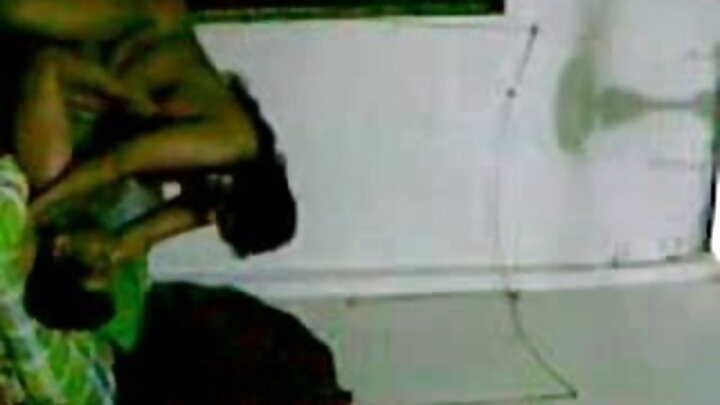 Mpenzi wa kiume alamba uke mdogo wa Mlatino aliyenyolewa.