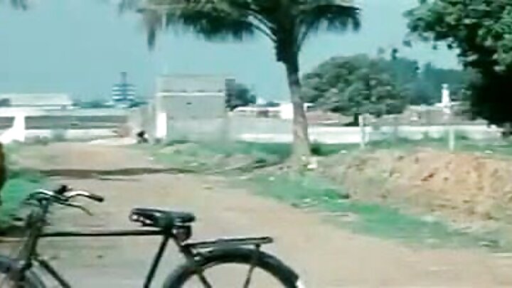 Msichana mwenye nywele za kimanjano aliyekomaa anamwalika mpenzi wake na, baada ya ngono, anajichua kwenye matiti yake makubwa.