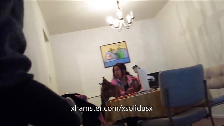 Mrembo anataka ngono ya mkundu wakati wa masaji na kutikisa matiti yake