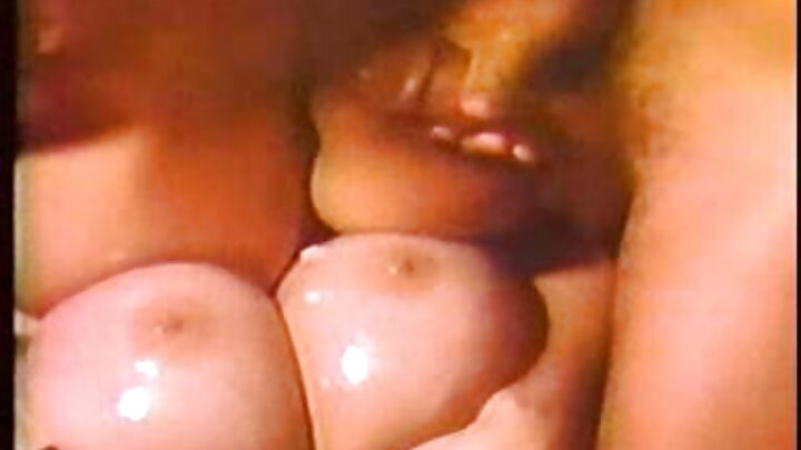 Demi Lopez anapata uume mwingi kwenye uume wake katika mkusanyiko huu