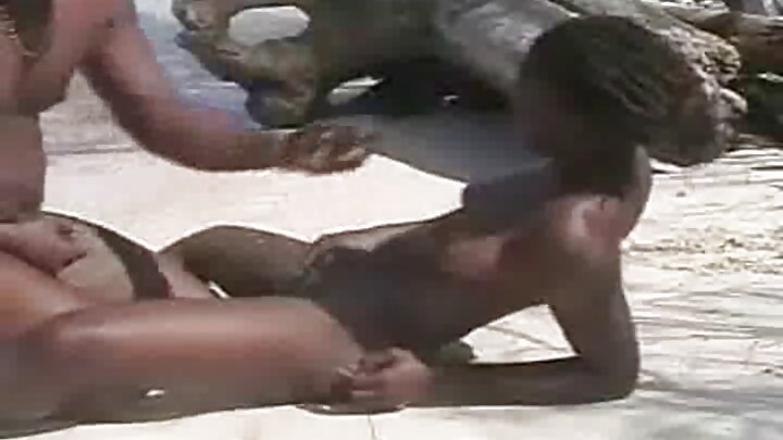 Watu weusi na weupe walimtongoza msichana mweusi kwenye sherehe ya kuapishwa kwa ajili ya ngono ya ngono ya kingono
