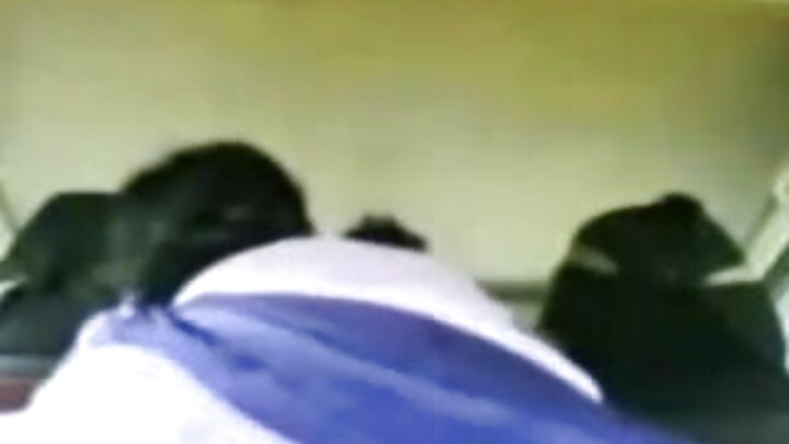 Vifaranga wachafu huwapa wanaume uume kazi za kunyoa kwenye sherehe ya bwawa la kuogelea.