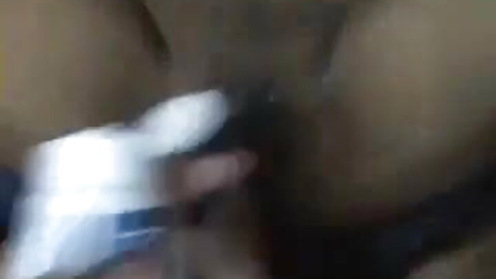 Mbwa mwenye umbo la mviringo alimfundisha kijana jinsi ya kuvaa kondomu.