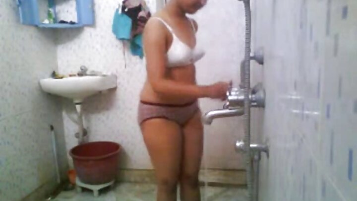 Mfanyabiashara mwanamke mwenye matiti makubwa ananaswa na mwanaume mwenye matiti makubwa ofisini kwake.