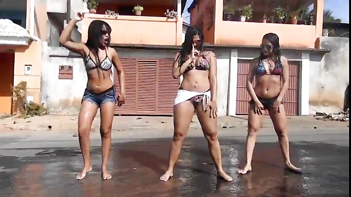 Kuna mkundu wa kikundi na Brittany Bardot ndiyo njia bora ya kupumzika kutoka kwa kazi ya mnyang'anyi wa mbao