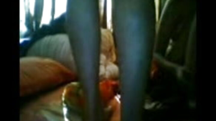 Mbwa mwenye rangi ya ngozi mwenye matiti makubwa alimshawishi mwanamke mrembo mwenye nywele nyeusi afanye ngono.