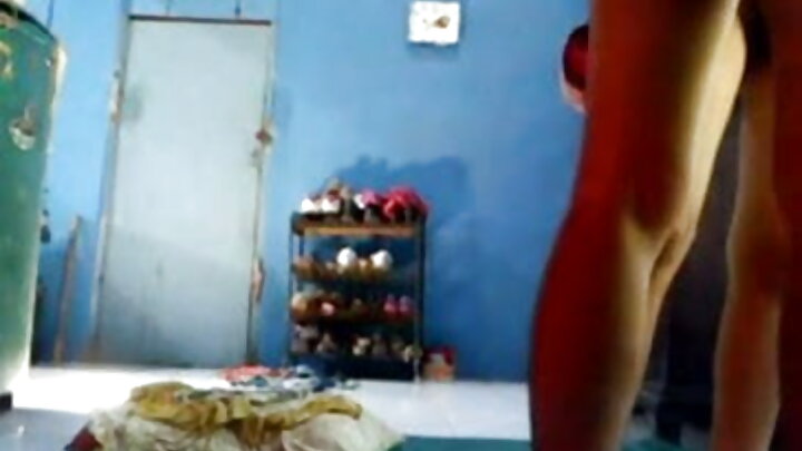Mpenzi wa kike mwenye rangi ya ngozi ananaswa na mtayarishaji kwa jukumu la filamu