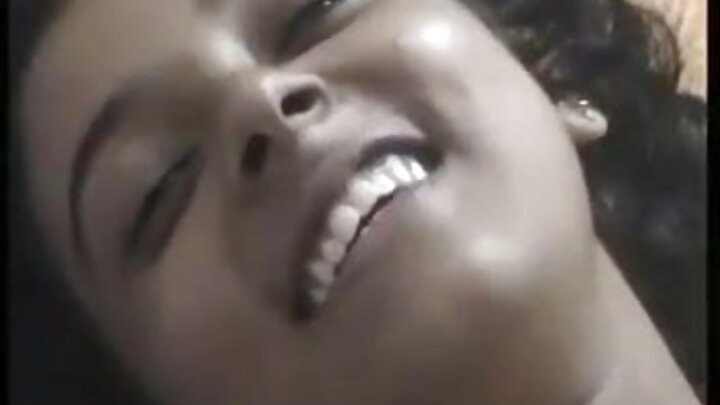 Mwanamke mrembo anyonya uume wa mwanaume kwa undani na upole